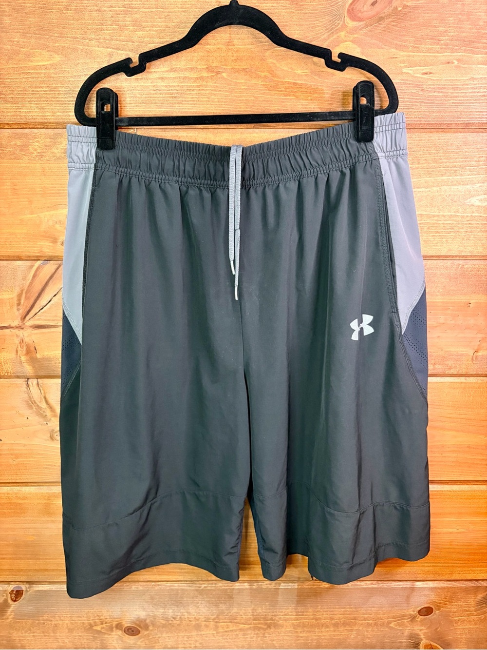 Under Armour Men’s Black Athletic Shorts with Gray Panels and Pockets Size XL 🩶🖤